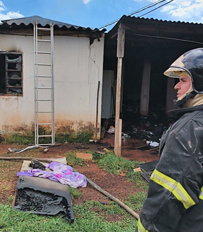 Imagem da notícia Explosão de botijão de gás incendeia casa e deixa morador que tentou salvar veículo ferido em São Gabriel do Oeste